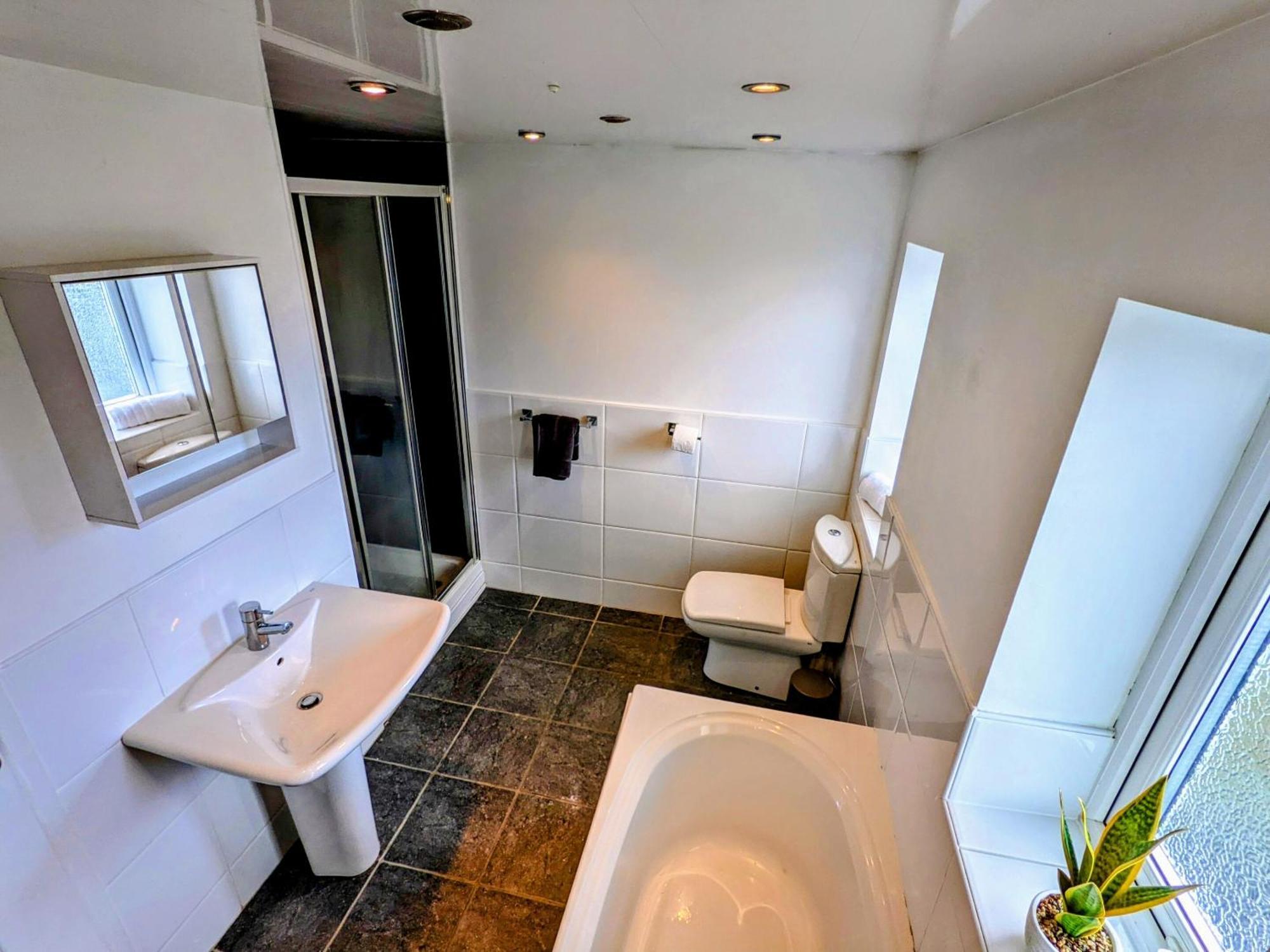 No 7 - Bright, Spacious 3 Bed Home With Parking & Wifi ฮายตัน ภายนอก รูปภาพ